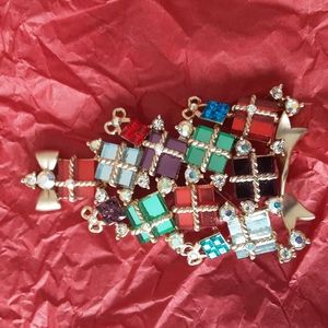 Avon Christmas tree pin
